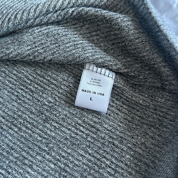 NWT! Women’s long sleeved shirt by Reese C., size L, - Picture 3 of 5